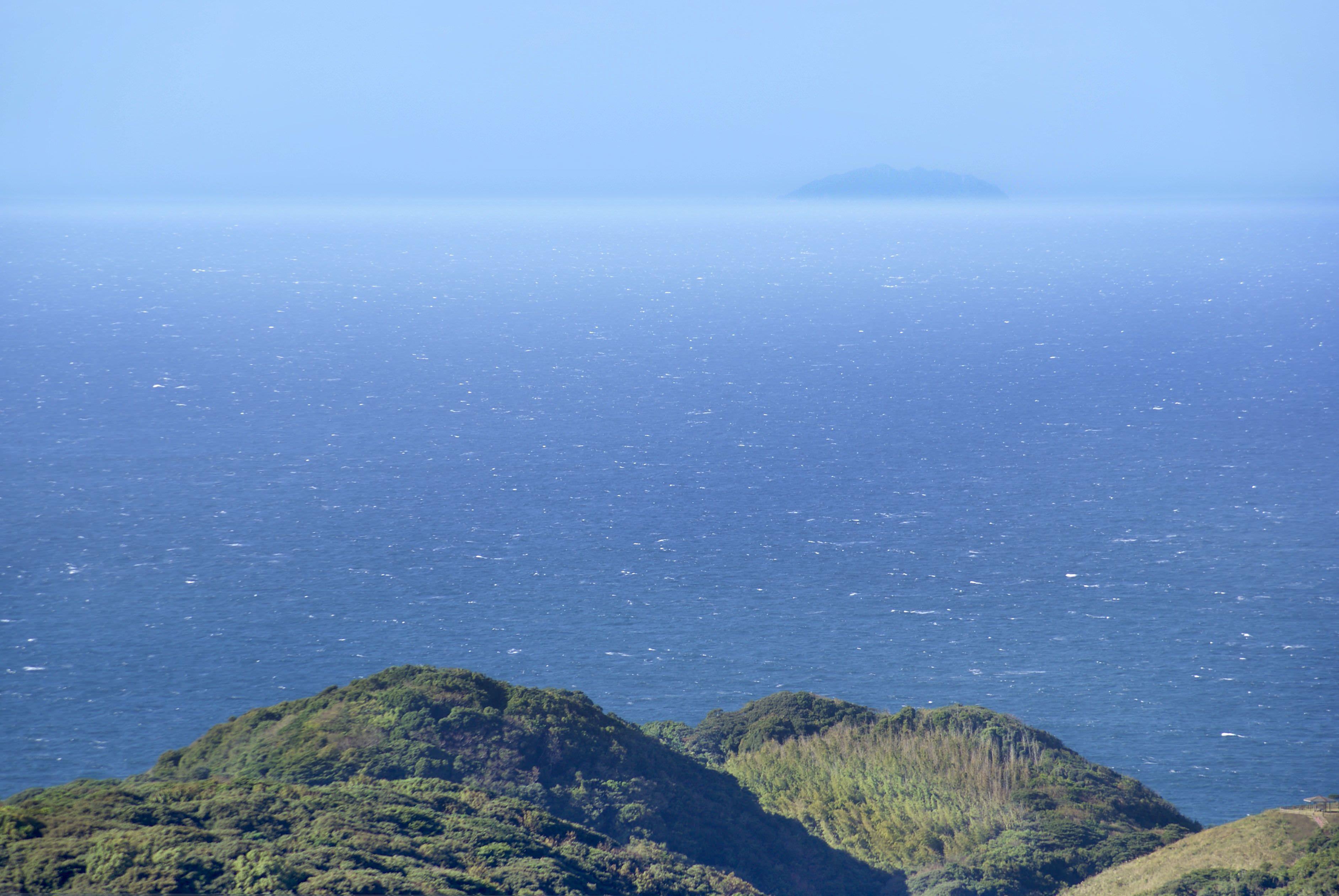 宗像市大島の御嶽山（みたけさん）山頂にある展望所から撮影された写真