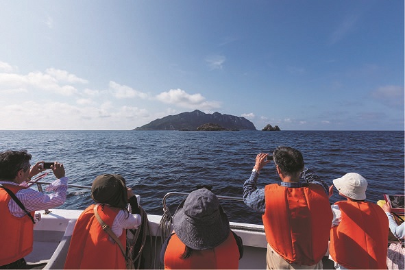 沖ノ島特別クルーズ「沖ノ島遠望船」の画像