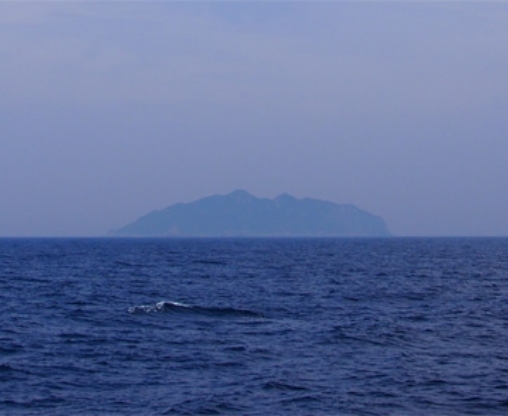 沖ノ島（遠景）の写真