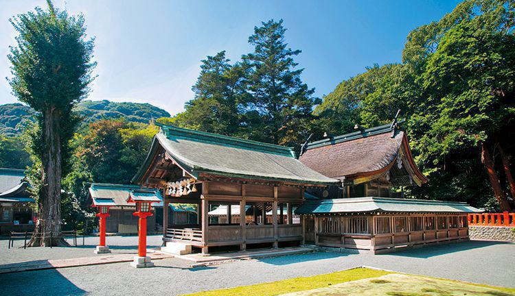 Shrine buildings of Nakatsu-miy, located at the foot of Mt. Mitake, on a high plateau overlooking the sea.