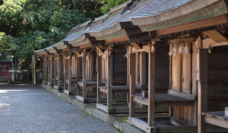 Picture：Subordinate shrines (Photo by Shigeyoshi MITARAI)