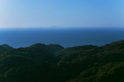 사진：미타케산 정상에서 오키노시마 섬을 바라봄
